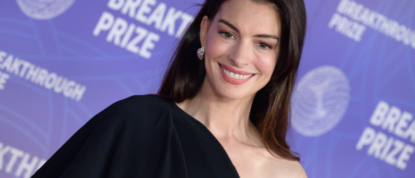 Η Anne Hathaway περιμένει το τρίτο της παιδί και το ανακοίνωσε με έναν πολύ τρυφερό τρόπο