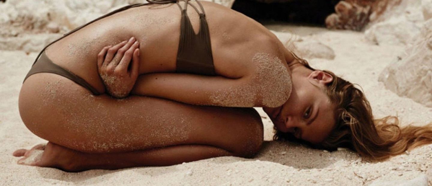 Τα shimmering body oils που θα αναδείξουν το μαύρισμά σας με τον πιο κολακευτικό τρόπο