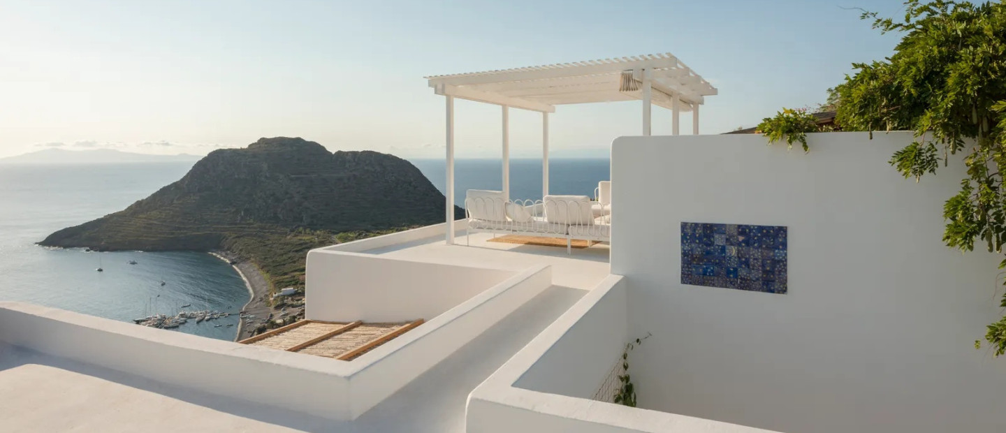 Οι εύκολοι τρόποι για να ανανεώσετε τη βεράντα σας μέσα σε ένα Σαββατοκύριακο