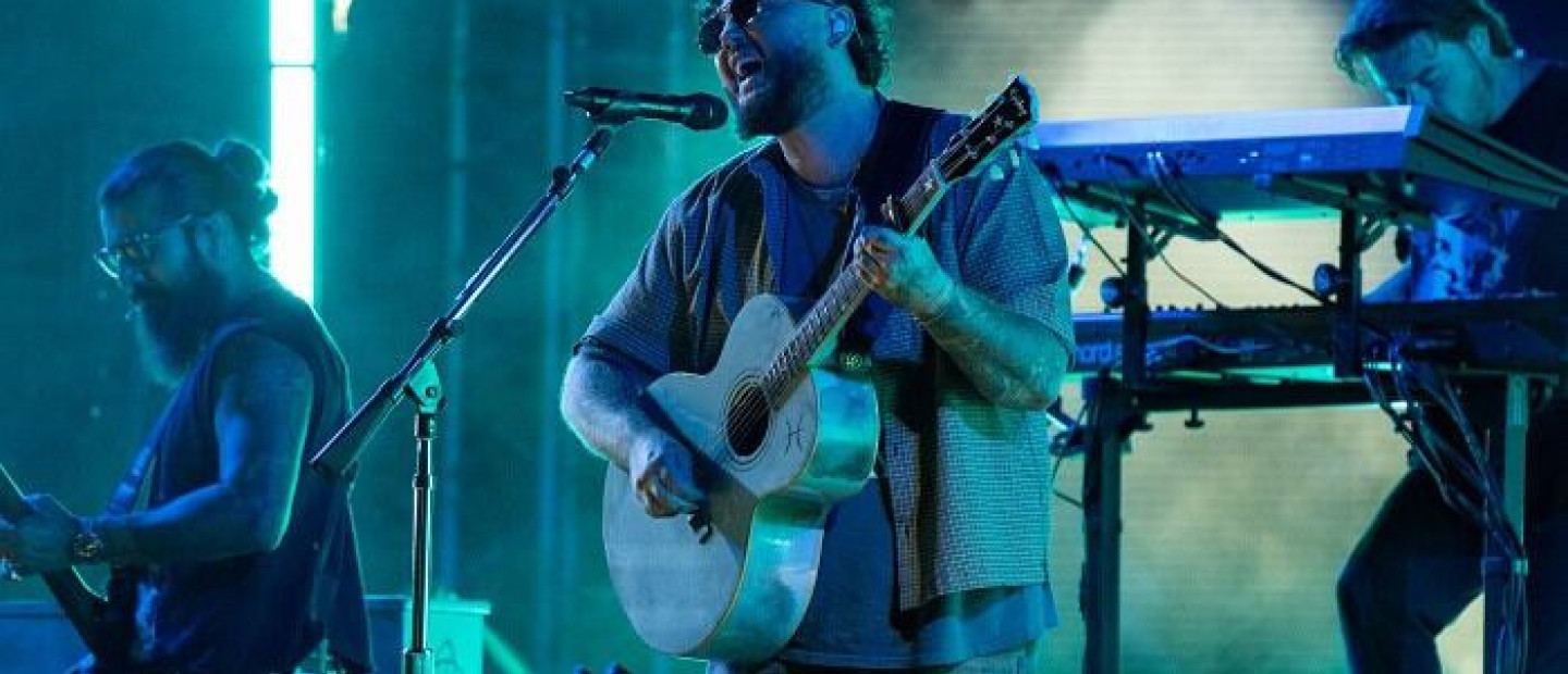 Ο James Arthur κατέκτησε το κοινό του Sani Festival και απέδειξε ότι αποτελεί την πιο αναγνωρίσιμη φωνή της σύγχρονης βρετανικής pop