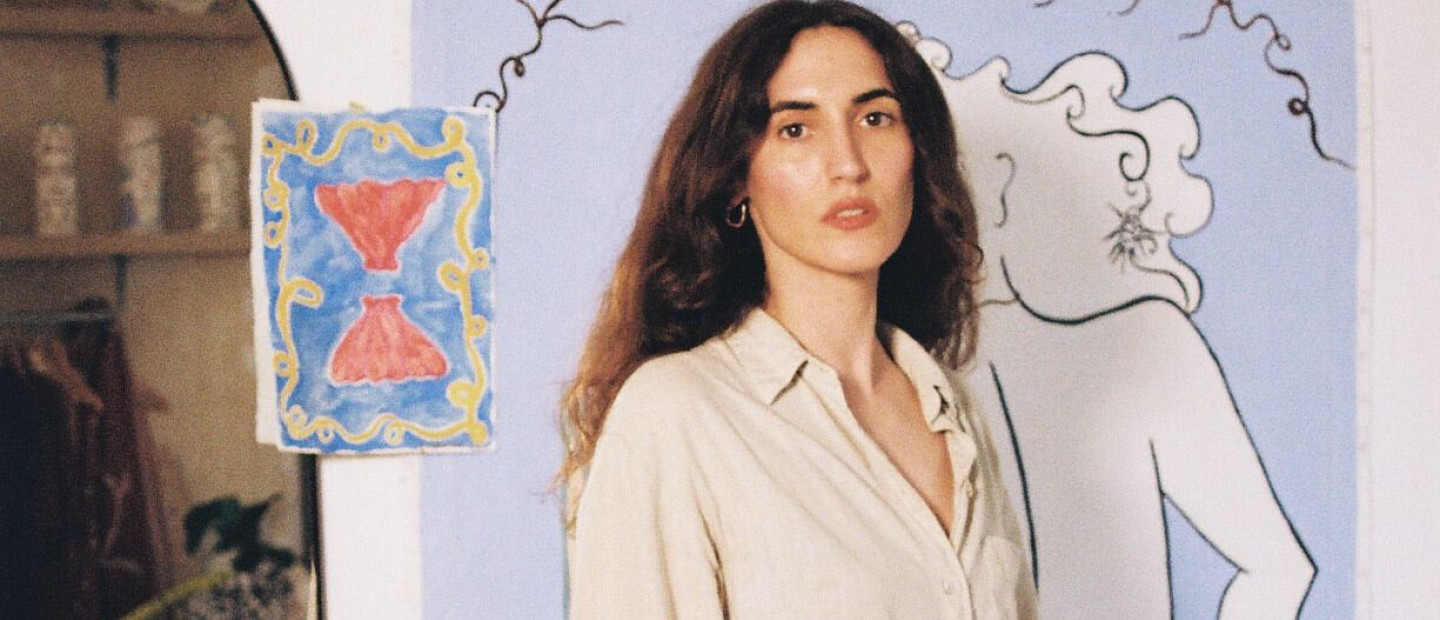 Η ζωγράφος, designer και ιδρύτρια του naked summers, Χριστίνα Μανδηλάρη, αφηγείται ηλιόλουστες καλοκαιρινές ιστορίες μέσα από τις δημιουργίες της