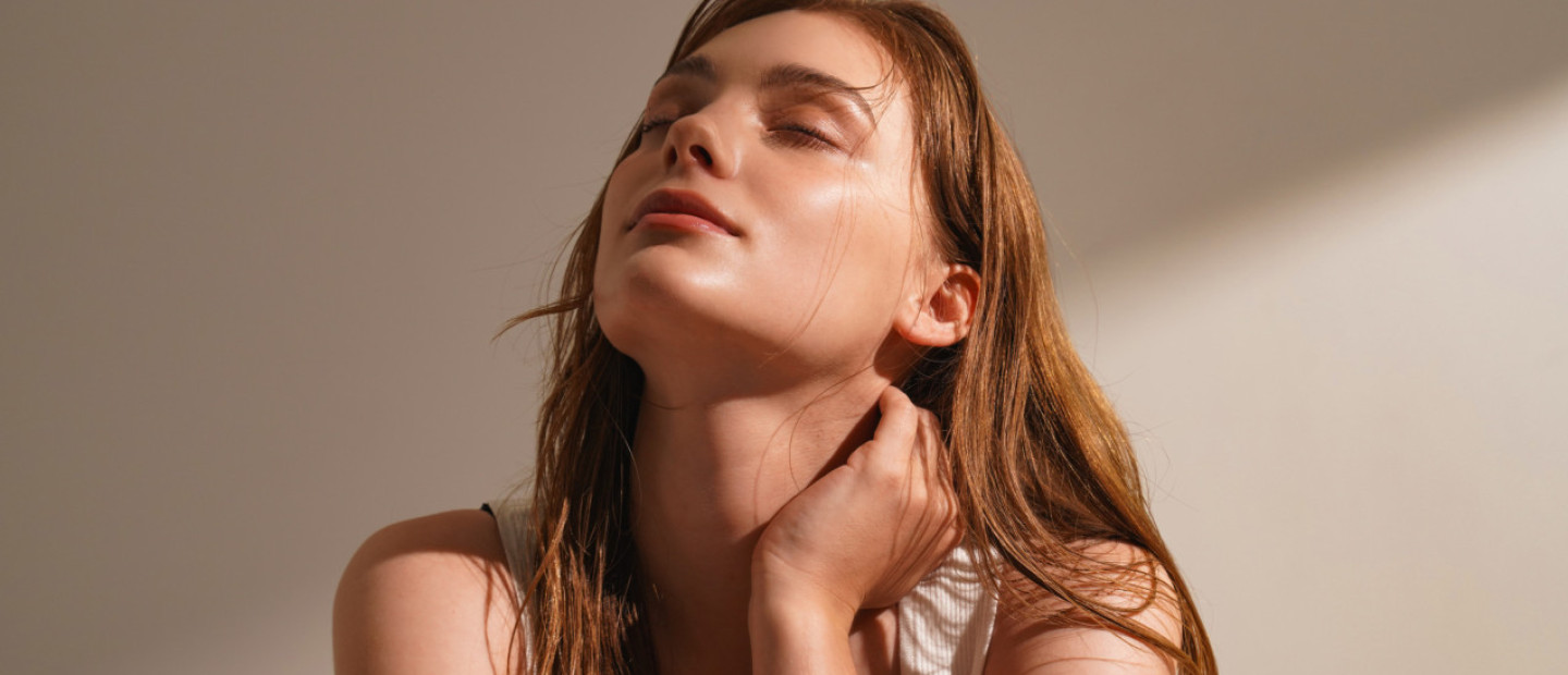 Green Light Therapy: Η νέα skincare θεραπεία που έρχεται να «εκθρονίσει» το Red Light Therapy