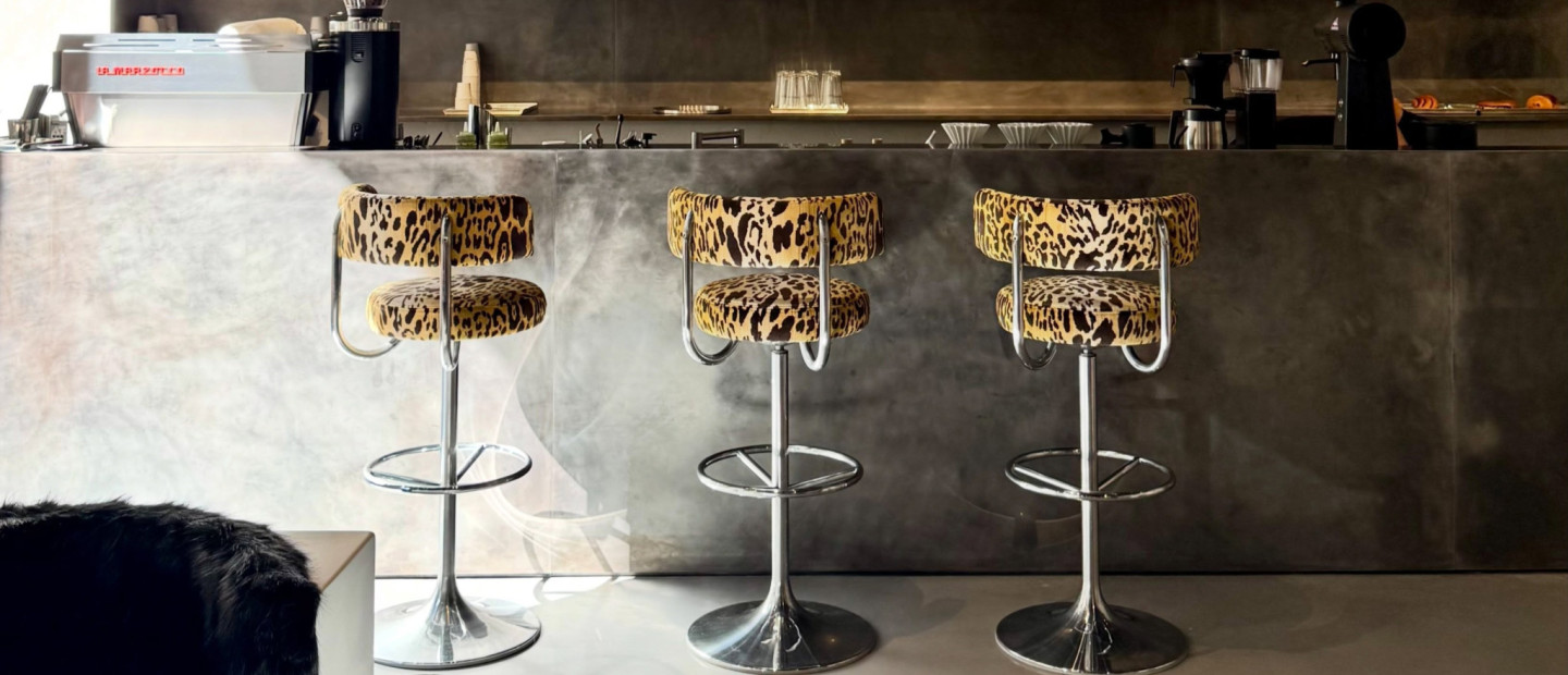 New Fashion Hotspot: Ο οίκος Saint Laurent ανοίγει το πρώτο του café στη νέα boutique της Avenue Montaigne στο Παρίσι