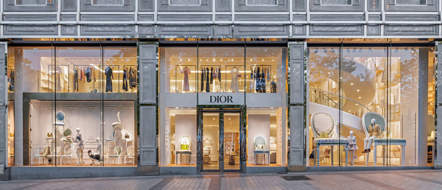 Ο οίκος Dior μετατρέπει τις βιτρίνες της παριζιάνικης boutique του σε μικρά έργα τέχνης