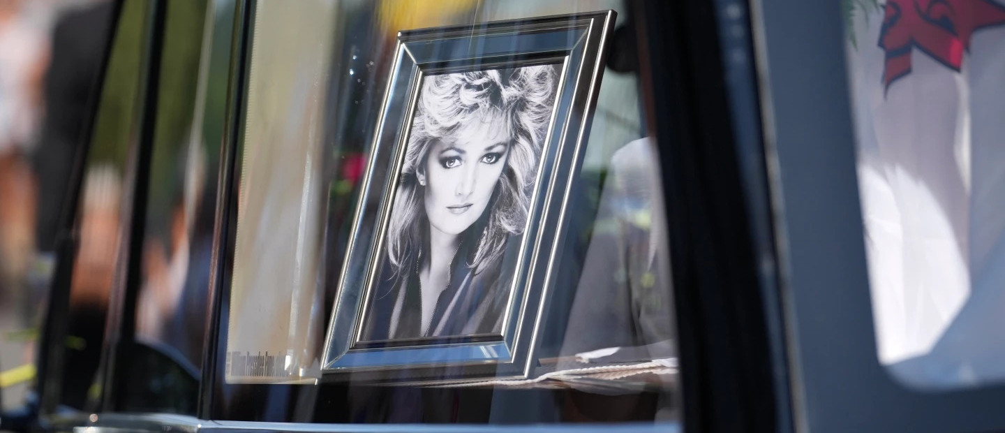 Το τελευταίο «αντίο» στη Bonnie Tyler: Κόσμος, μουσική και συγκίνηση για τη θρυλική φωνή της Ουαλίας
