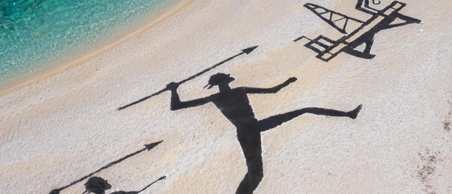 Όταν μια ελληνική παραλία γίνεται ο καμβάς της σύγχρονης τέχνης