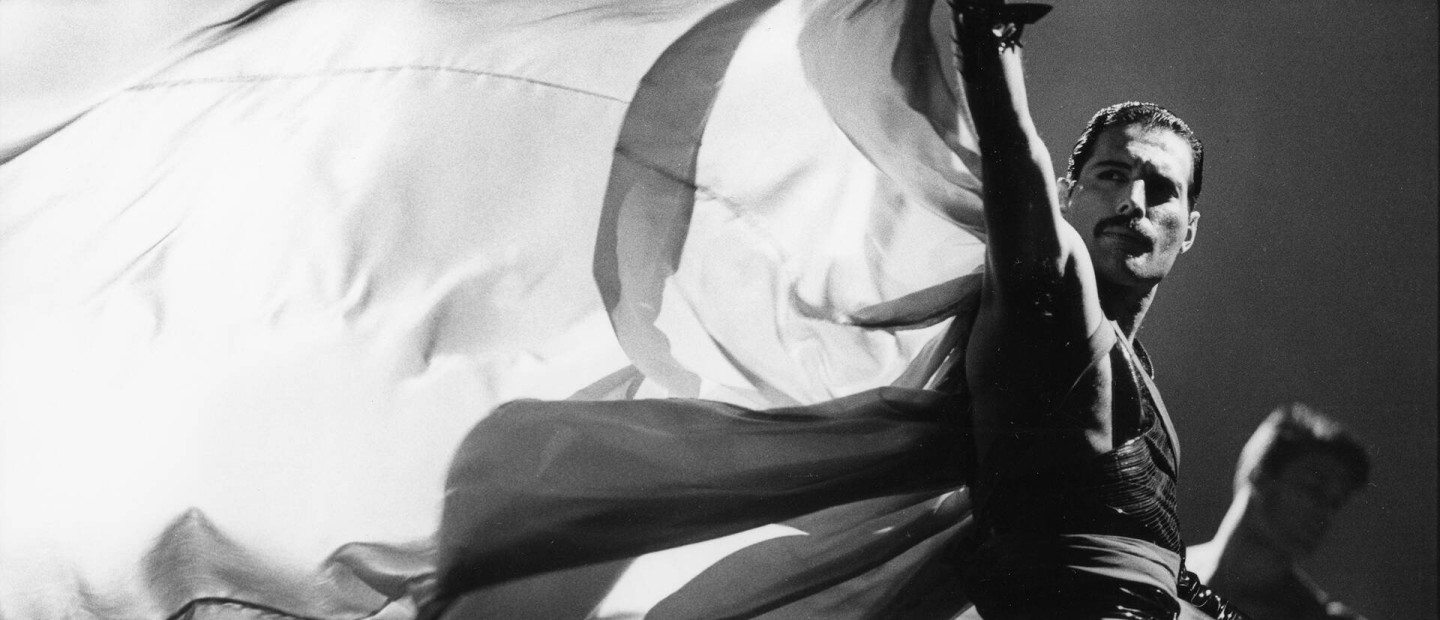 Το Victoria & Albert Museum του Λονδίνου φέρνει ξανά στη σκηνή τον Freddie Mercury μέσα από τα πιο εμβληματικά looks του