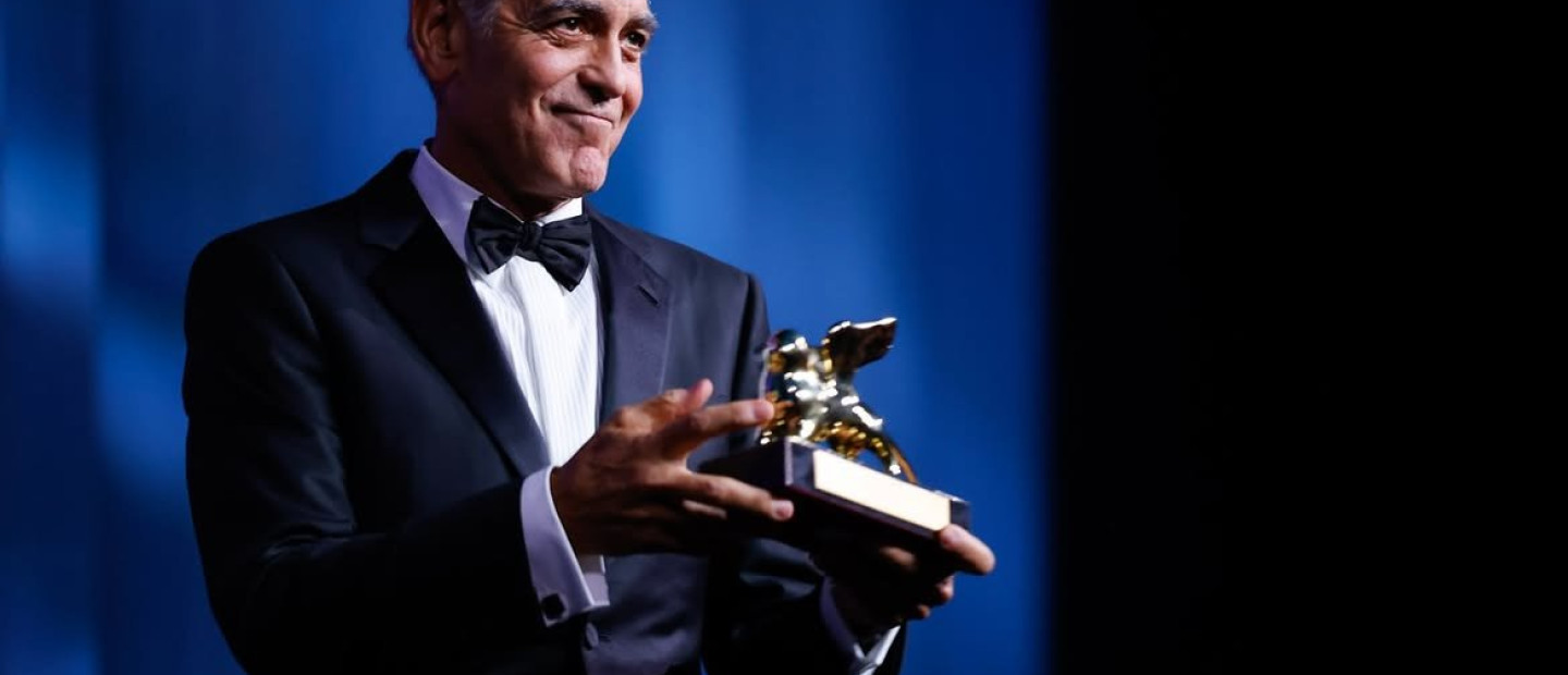 George Clooney: «Είμαι 65 και όλα είναι λίγο μελαγχολικά» - Το χιούμορ, η φθορά του χρόνου και η ελευθερία που υπερασπίστηκε στη Βενετία