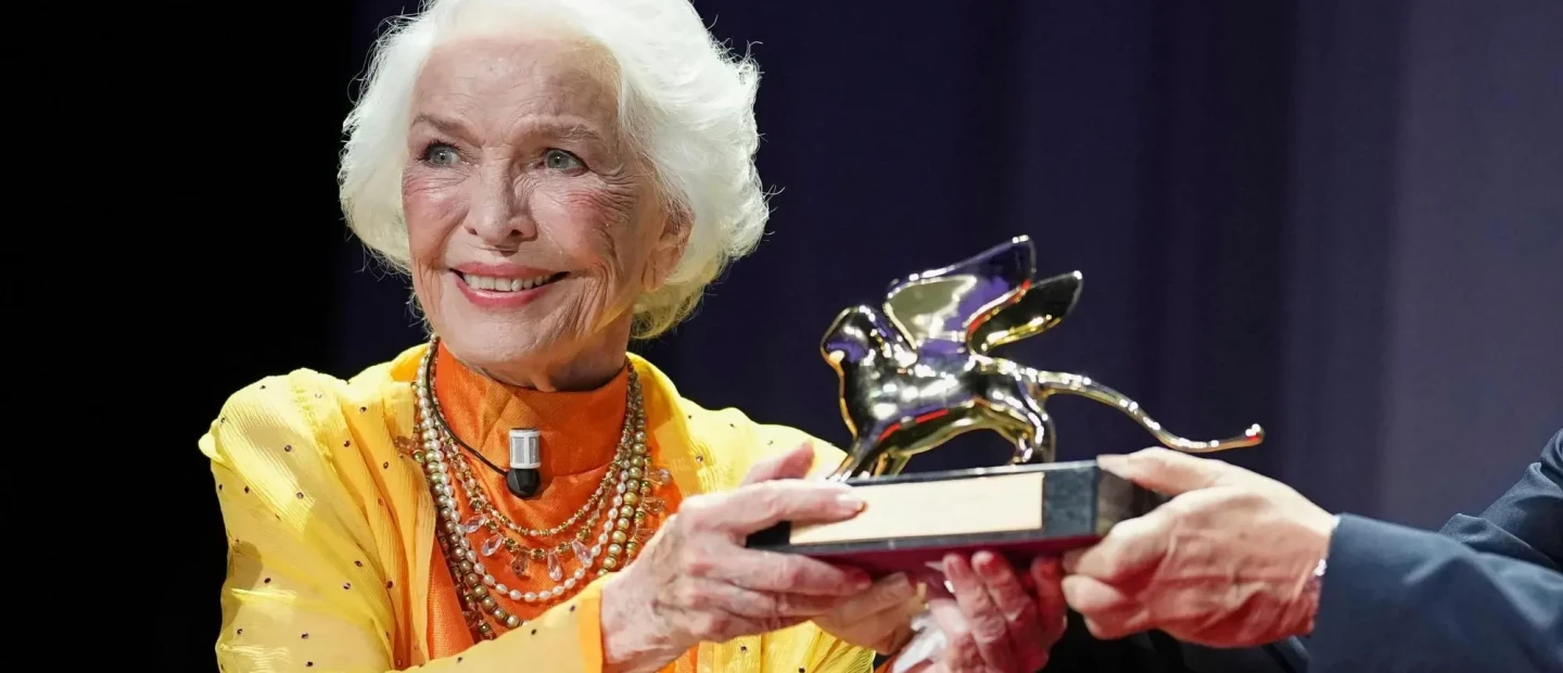 Στα 93 της, η ηθοποιός Ellen Burstyn αποδεικνύει ότι η ηλικία είναι απλώς ένας αριθμός