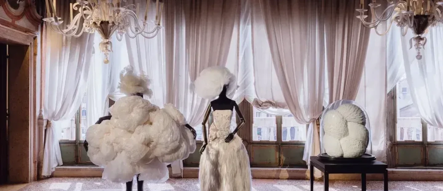 Η Fondazione Dries Van Noten παρουσιάζει το πρώτο της βιβλίο, ενώνοντας τη μόδα, την τέχνη, το design και τη χειροτεχνία
