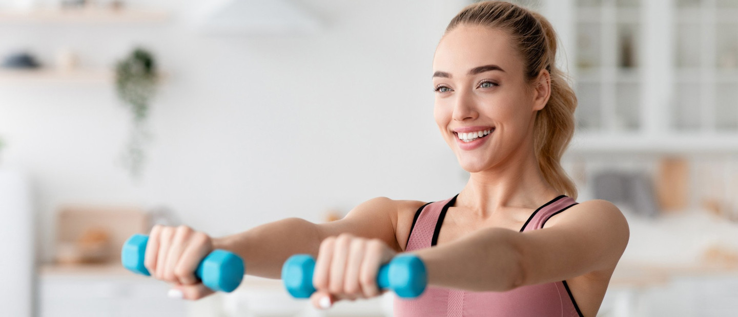 Toned Arms: Αυτές οι ασκήσεις θα σας χαρίσουν τα καλοσχηματισμένα χέρια που ονειρεύεστε