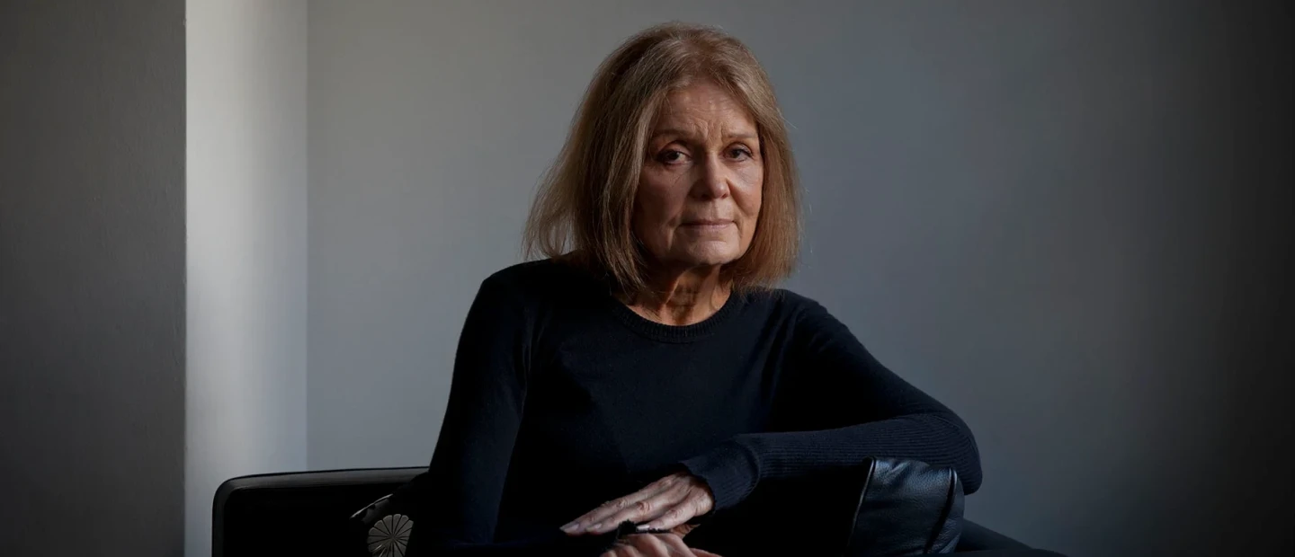 Gloria Steinem: Έφυγε από τη ζωή στα 92 της η γυναίκα που έμαθε στις άλλες γυναίκες να μη σωπαίνουν