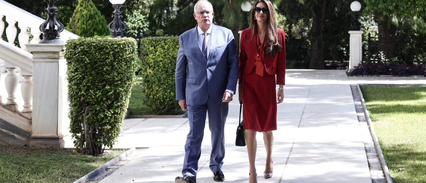 Η Amal Clooney επιστρέφει στην Αθήνα και φέρνει ξανά στο επίκεντρο τη συζήτηση για τα Γλυπτά του Παρθενώνα