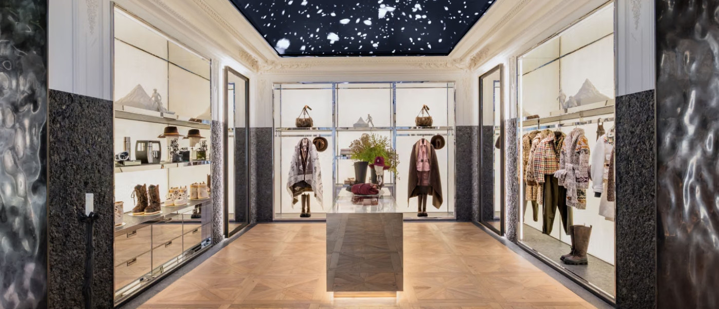 Ο οίκος Moncler άνοιξε στη Νέα Υόρκη το μεγαλύτερο κατάστημά του παγκοσμίως, μετατρέποντας το shopping σε μία immersive εμπειρία