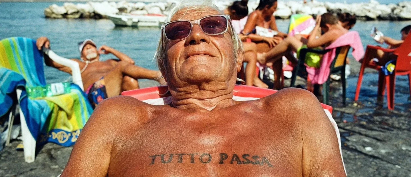 Tutto Passa: Η ιστορία πίσω από τον άνθρωπο που έγινε viral μέσα από τα social media