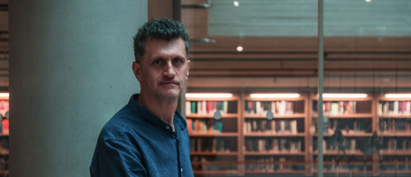 Face to Face με τον Κώστα Πράπογλου: «Μια έκθεση συνεχίζει να υπάρχει όταν υπερβαίνει τη διάρκειά της και εγγράφεται στη συλλογική μνήμη»