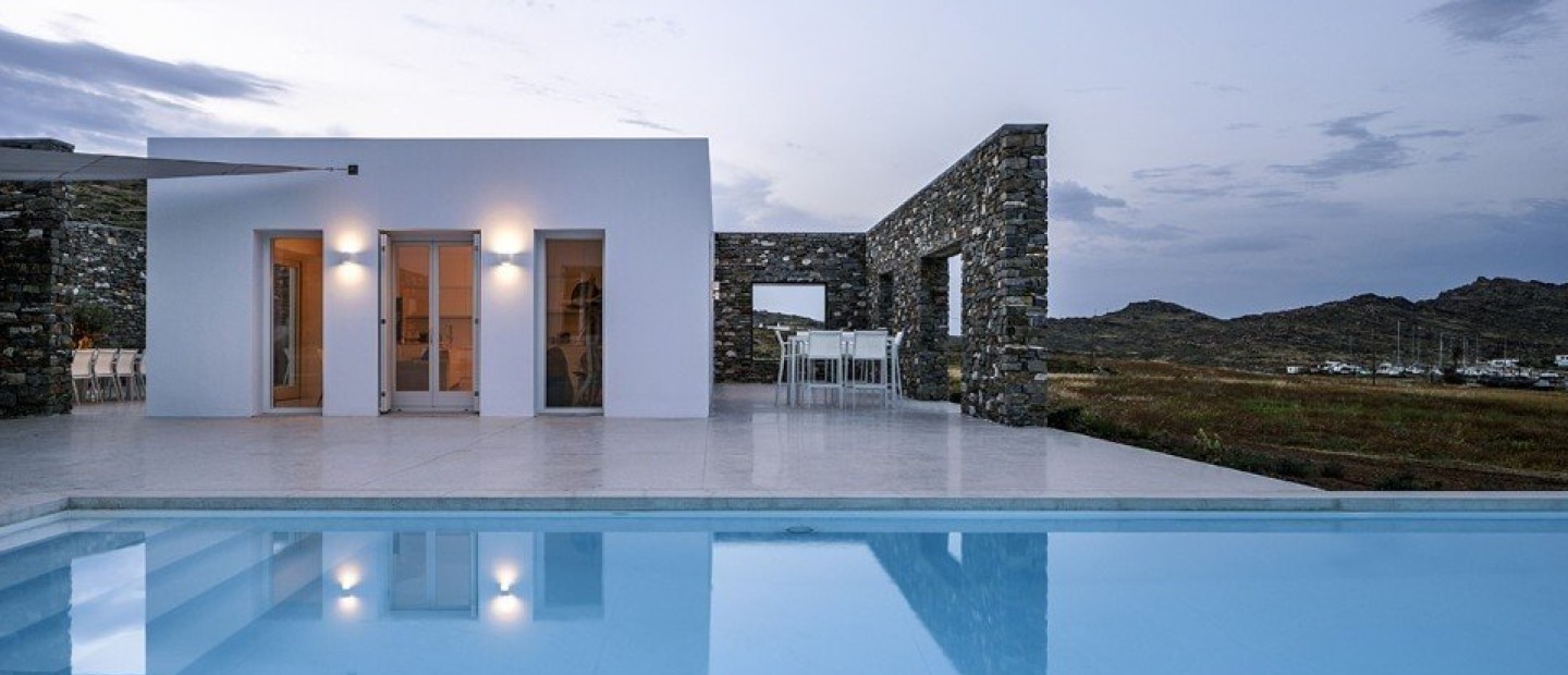 Μια πέτρινη αγκαλιά προστατεύει το Hug house στη Νάουσα της Πάρου 