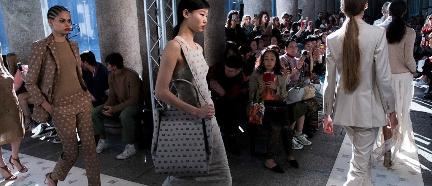 Τα πιο θηλυκά φορέματα για εντυπωσιακά office looks