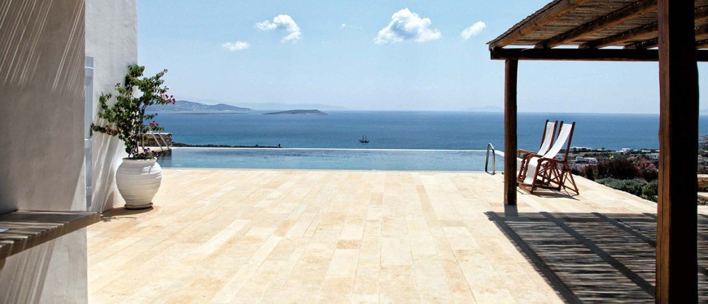 Μια ονειρεμένη κατοικία στην Αντίπαρο που γεύεται τις απολαύσεις του καλοκαιριού 