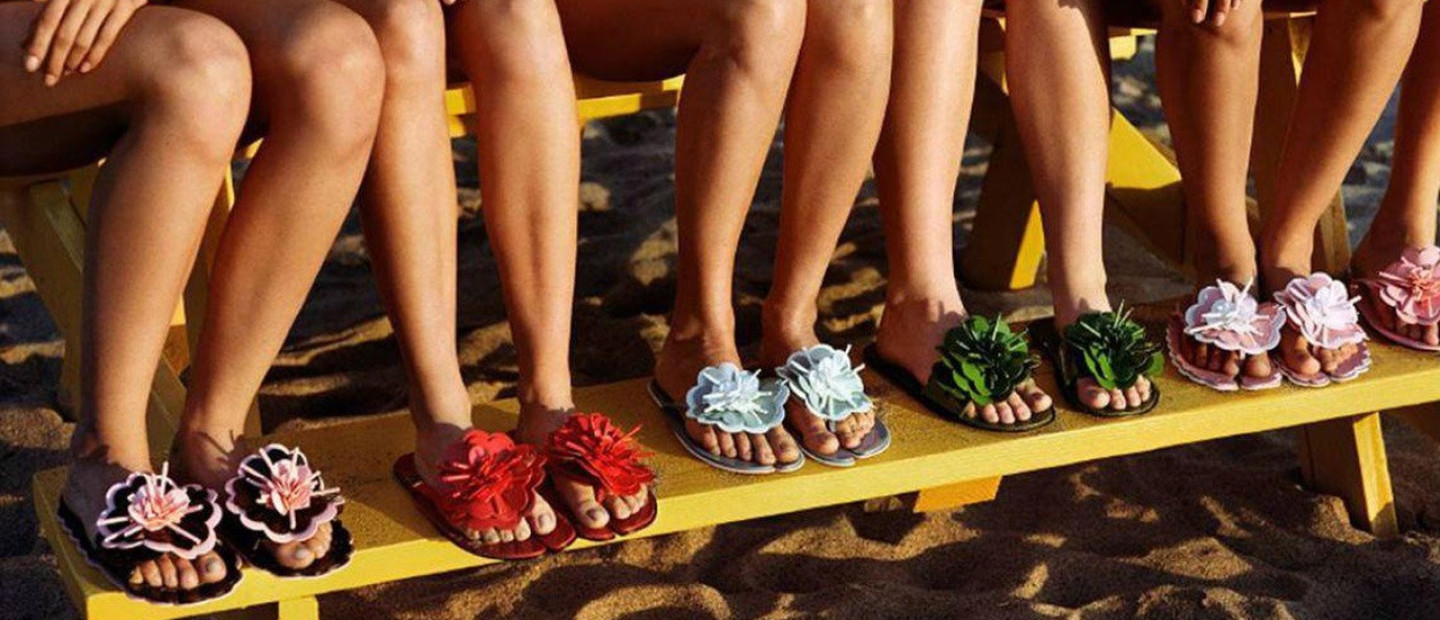 Summer shoes: 10 επιλογές που θα απογειώσουν το beach look σας