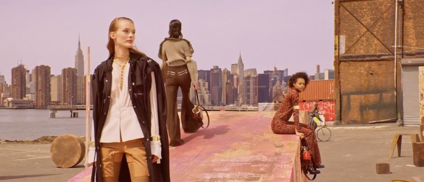 Κάντε μία βόλτα στο Brooklyn παρέα με τα κορίτσια της Chloe