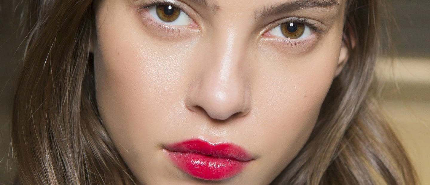 Ο νέος stylish τρόπος να φορέσετε το κραγιόν σας τους επόμενους μήνες