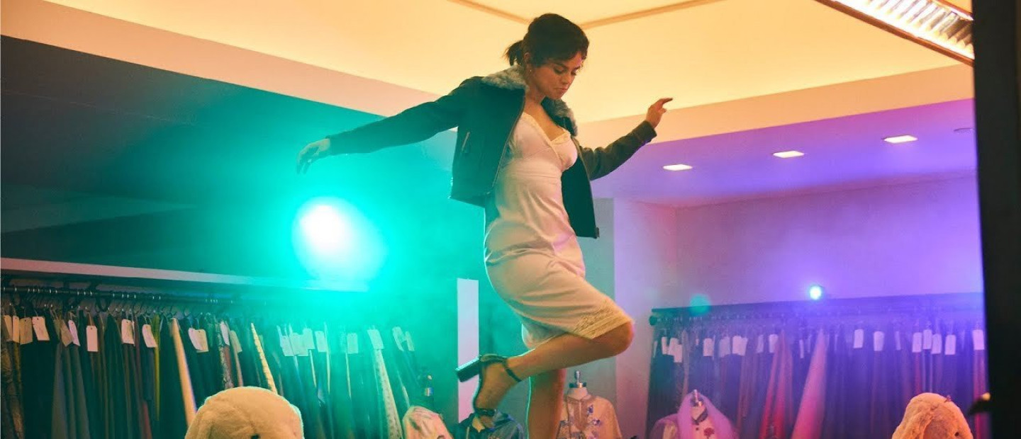 Χορέψτε μαζί με τη Selena Gomez στα γραφεία της Coach