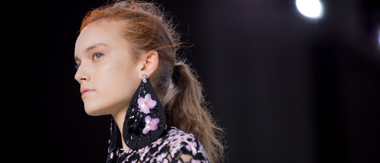 5 στιλάτοι τρόποι να ανανεώσετε την κλασική κοτσίδα στα μαλλιά σας 