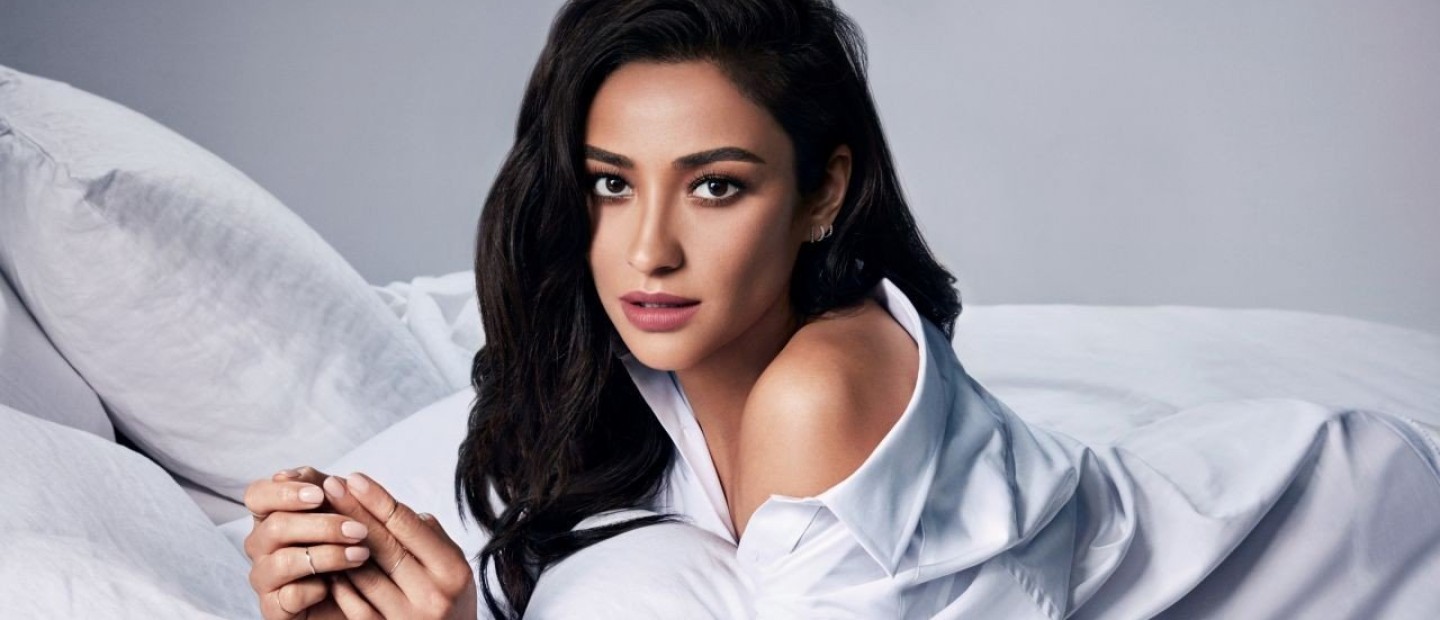 Η γνωστή ηθοποιός και YouTuber Shay Mitchell αποκαλύπτει τα skincare μυστικά της