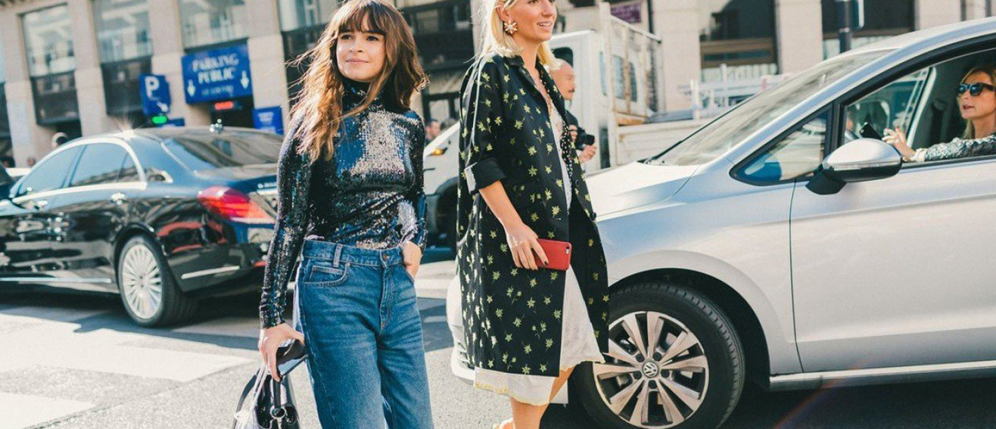 Casual chic: Τρεις τρόποι για να φορέσετε τα jeans στις γιορτές 