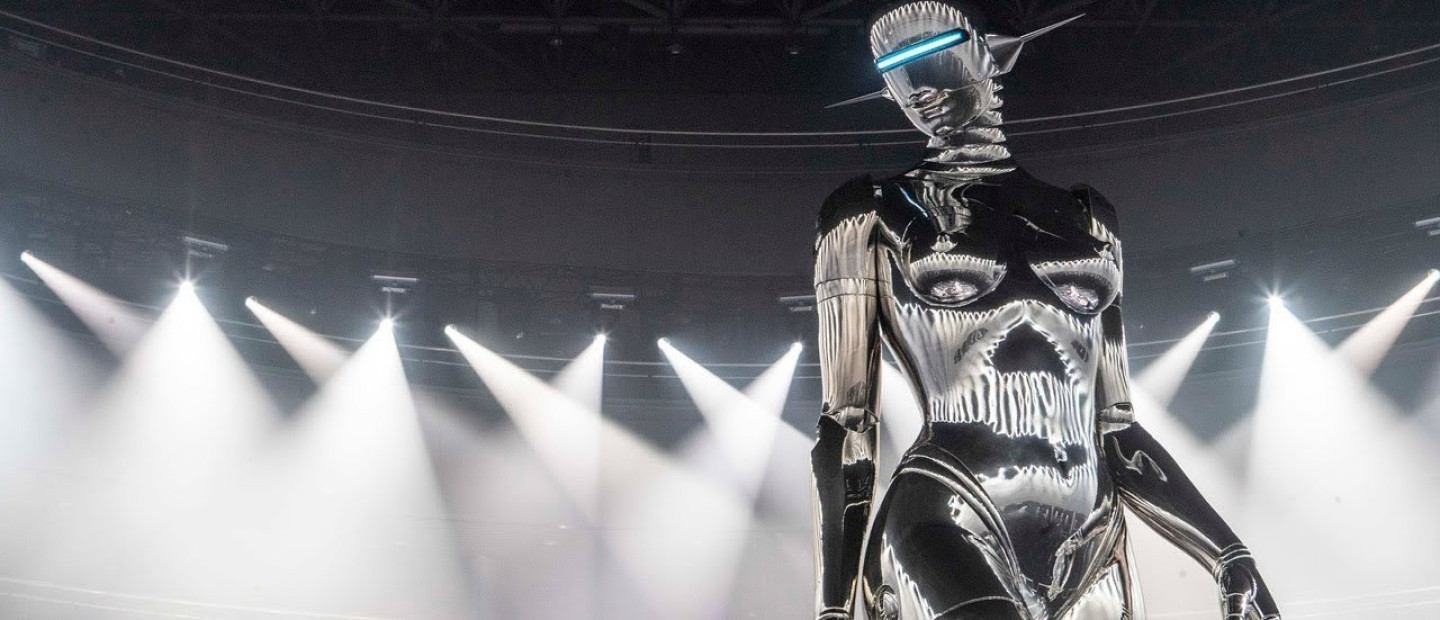 Δείτε το τεράστιο γυναικείο άγαλμα 12 μέτρων που εμφανίστηκε στο fashion show του οίκου Dior 