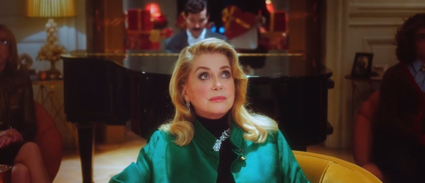 H Catherine Deneuve χαρίζει τις νέες Très Vivier γόβες στις δίδυμες κόρες της