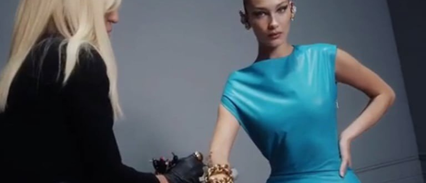 Η Bella Hadid κάνει τατουάζ το όνομα Versace στη νέα καμπάνια του