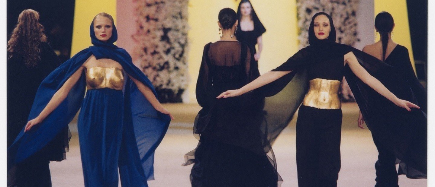 Yves Saint Laurent: Η επαναστατική φύση του σχεδιαστή σε μια νέα έκθεση