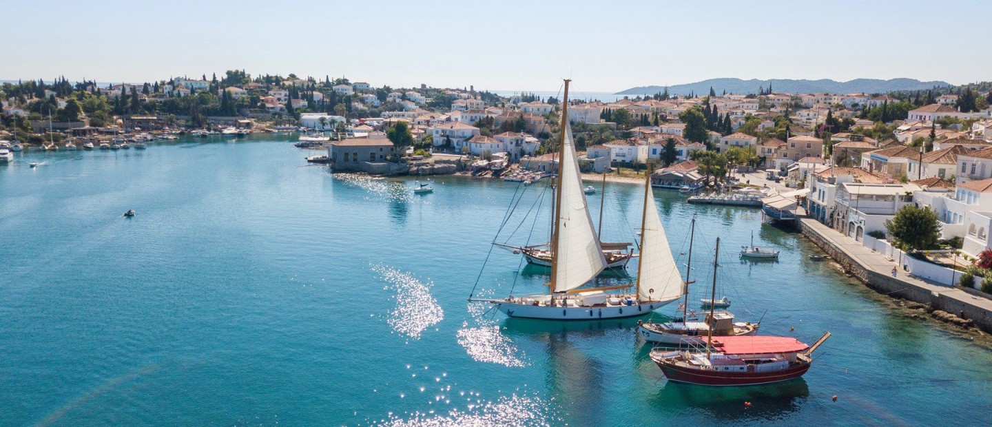 Οργανώστε από τώρα ένα μαγικό weekend στις παραμυθένιες Σπέτσες