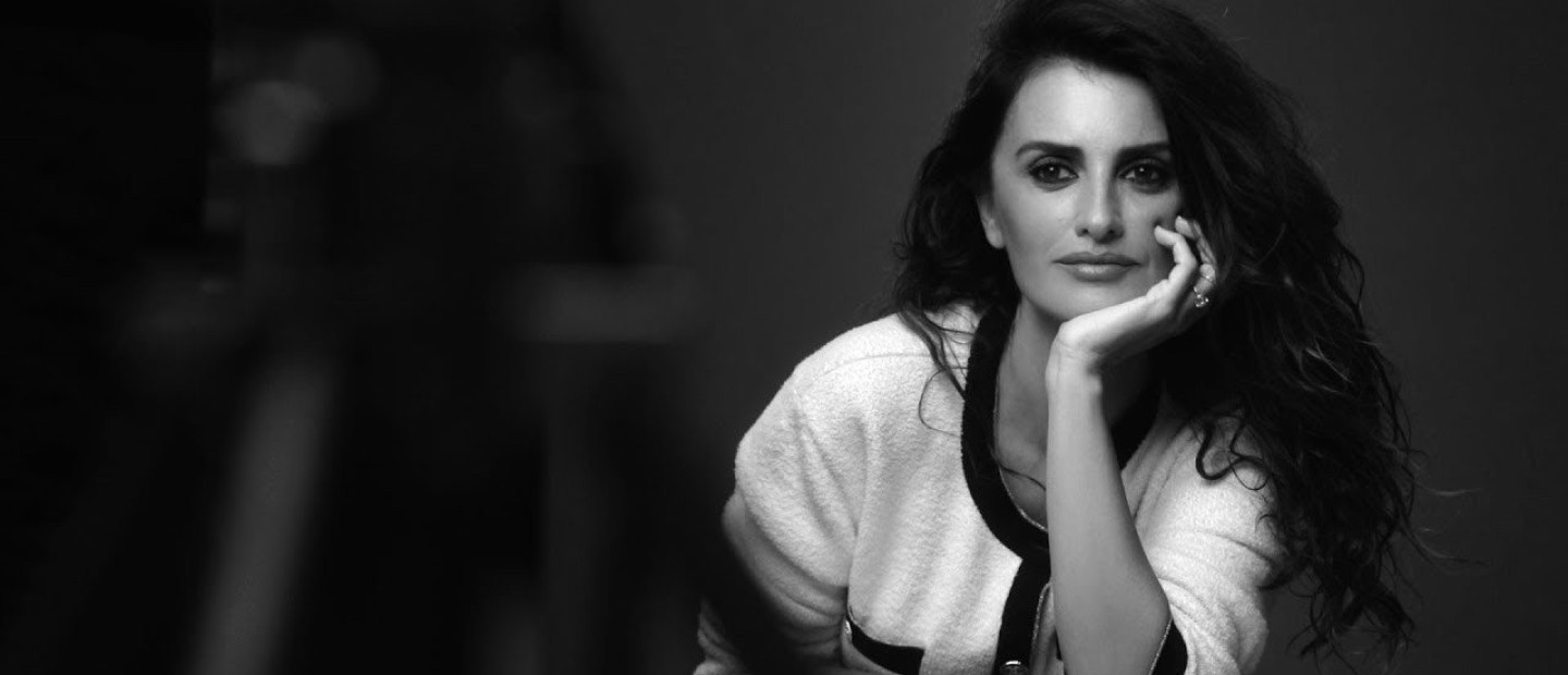Η απίθανη Penélope Cruz απαντά σε προσωπικές ερωτήσεις παίζοντας με μπαλόνια