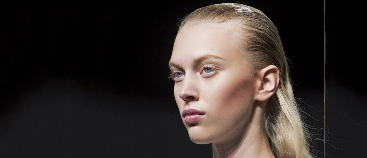 Τα low-budget highlighters στα οποία ορκίζονται οι top makeup artists 