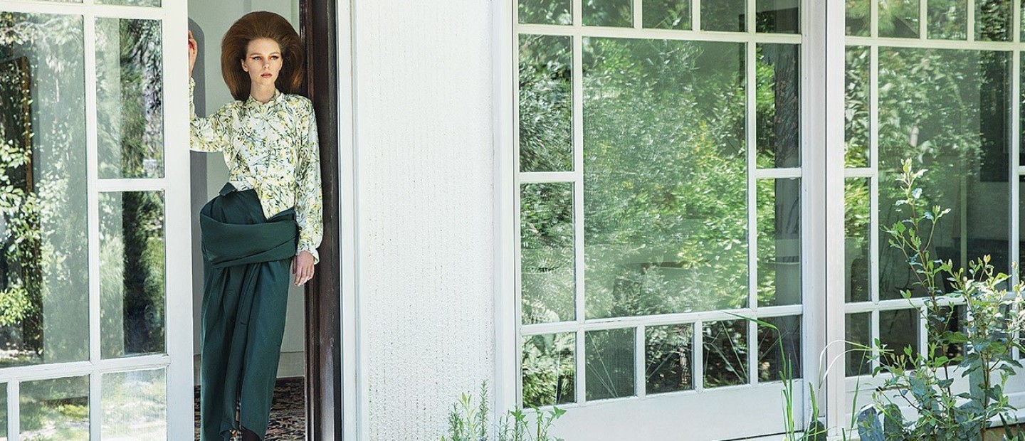 Το νέο fashion editorial του GLOW Μαΐου μας ταξιδεύει σε ανθισμένα μονοπάτια