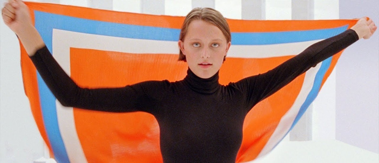 Τα μεταξωτά φουλάρια του οίκου Hermès είναι must-have όλον τον χρόνο