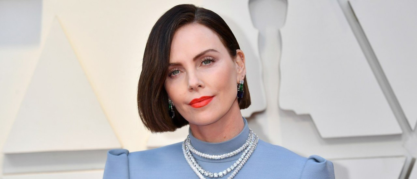 Η Charlize Theron αποδεικνύει ότι έχει χιούμορ κι απαντά σε προσωπικές ερωτήσεις