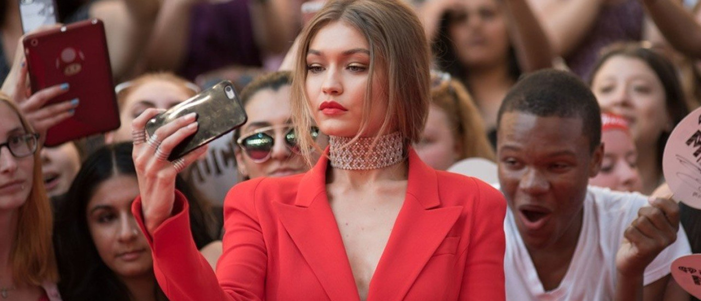 Πώς να τελειοποιήσετε τις selfies σας σύμφωνα με τα διασημότερα μοντέλα 