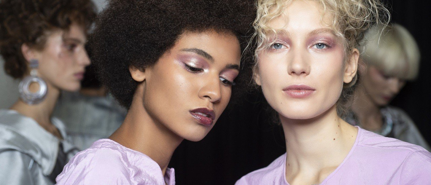 Girly vibes: Έτσι θα φορέσετε τη ροζ σκιά στα μάτια