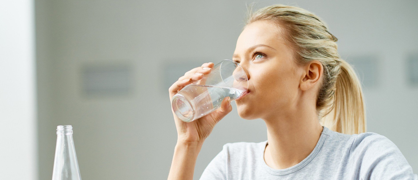  5 σημάδια που δείχνουν ότι δεν καταναλώνετε αρκετό νερό