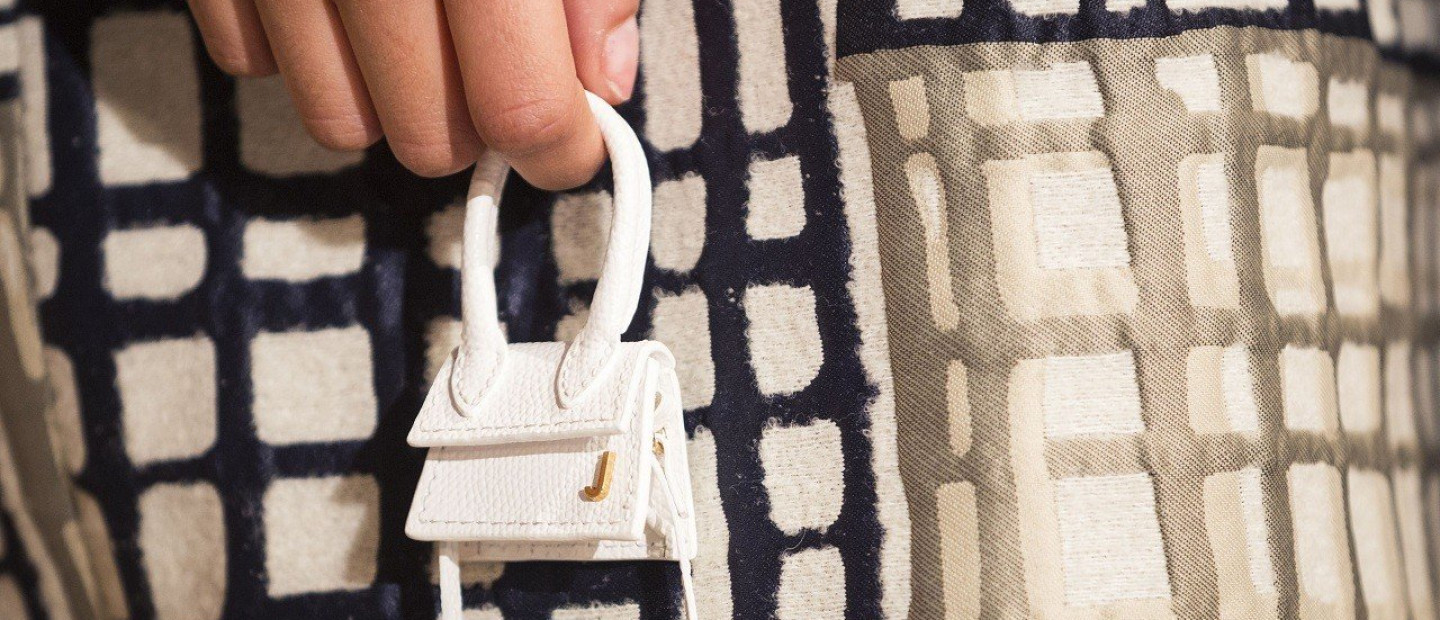 Ξεχάστε τις oversized τσάντες: H νέα τάση τις θέλει μικροσκοπικές