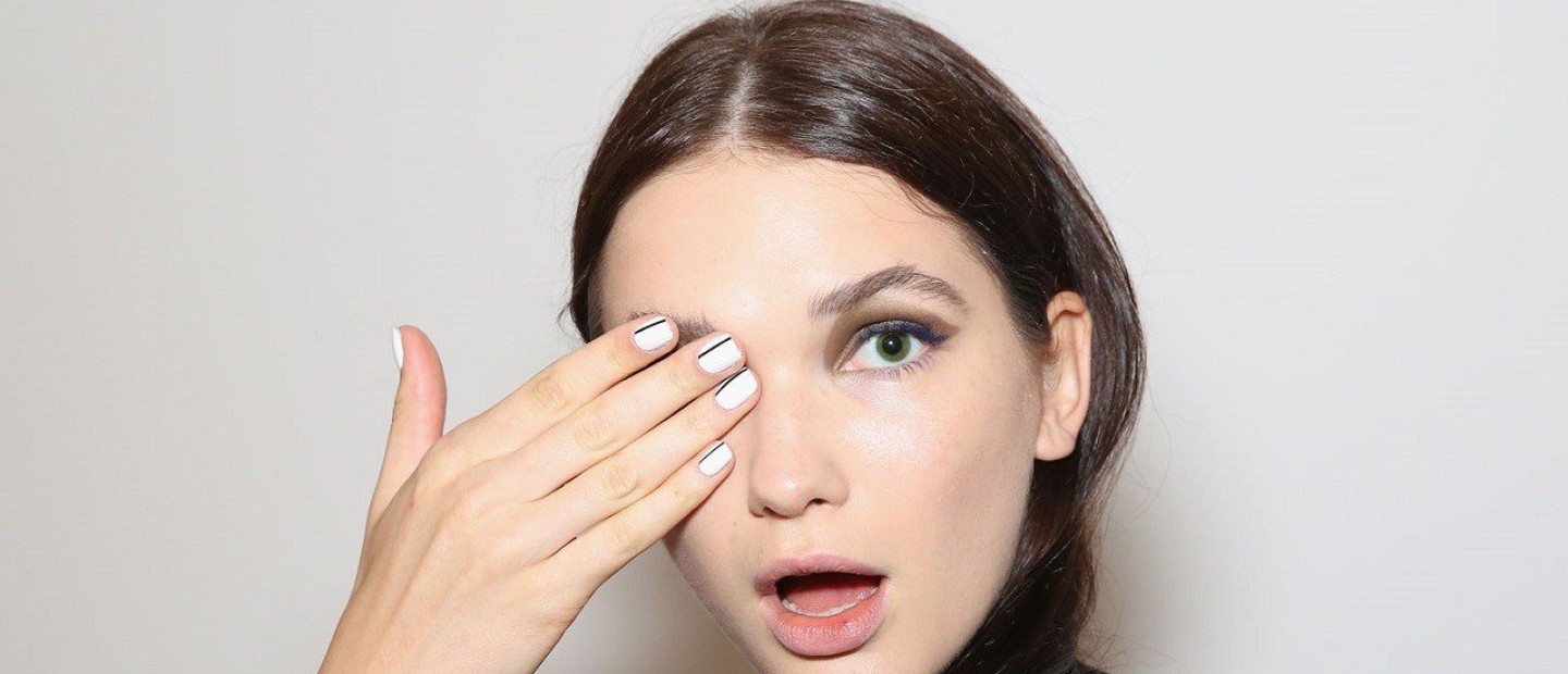 4 απίθανοι τρόποι για να μην κάνει γραμμές το concealer κάτω από τα μάτια