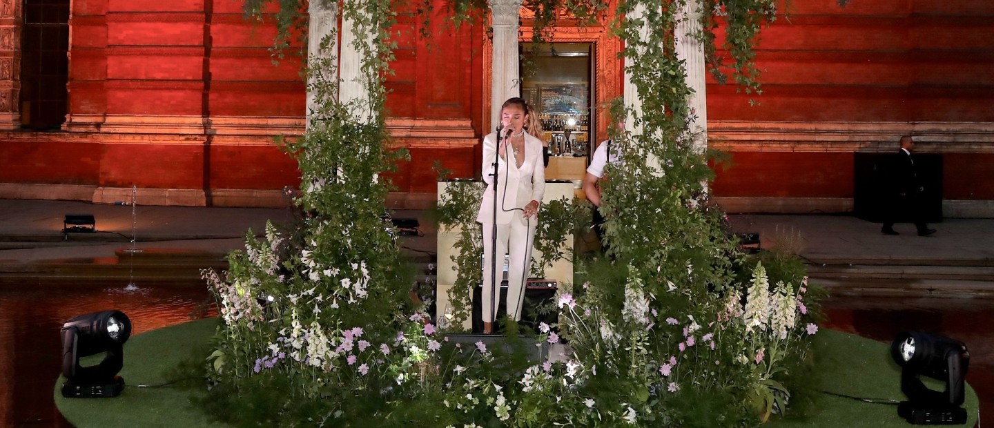 O οίκος Dior μεταμόρφωσε τον κήπο του μουσείου Victoria & Albert με ένα απίθανο πάρτι