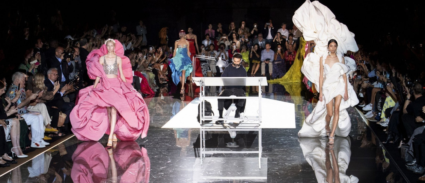 Paris Haute Couture Fashion Week: Dior, Schiaparelli κι ό,τι άλλο ξεχωρίσαμε από τα χθεσινά shows