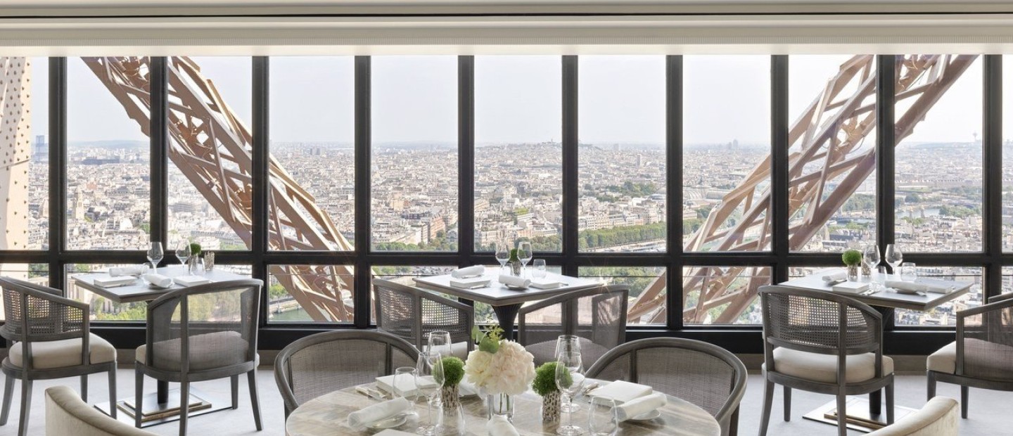 Δείπνο στον Πύργο του Άιφελ: Δείτε το ανακαινισμένο Jules Verne restaurant