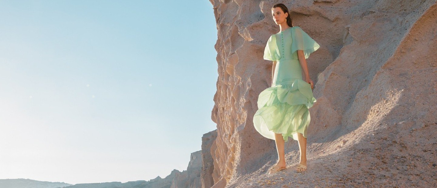 Free Spirit: Ταξιδέψτε στη μαγεία της ειδυλλιακής Σαντορίνης μέσα από εικόνες γεμάτες μόδα και χρώμα