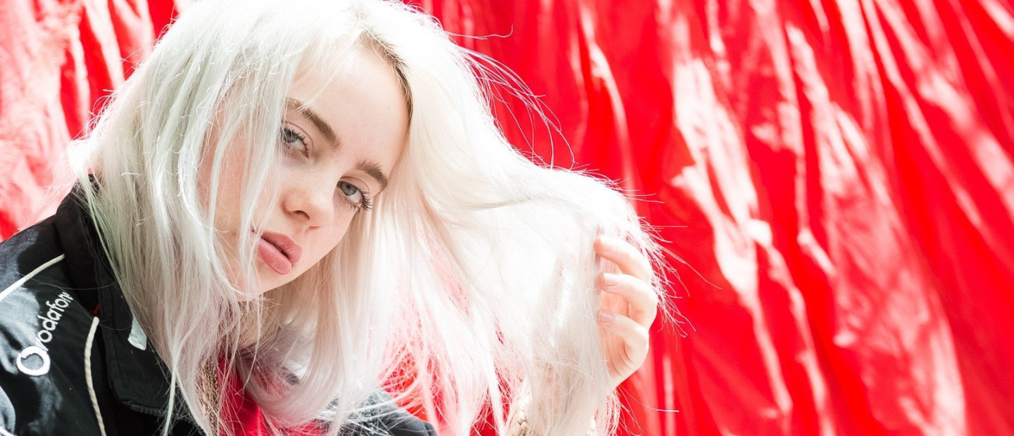 Η ανατρεπτική Billie Eilish ερμηνεύει Miley Cyrus και Pink σ' ένα διασκεδαστικό παιχνίδι